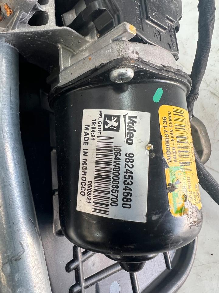 Opel Corsa F Wischermotor Scheibenwischer Vorne 9824534680 – Bild 3