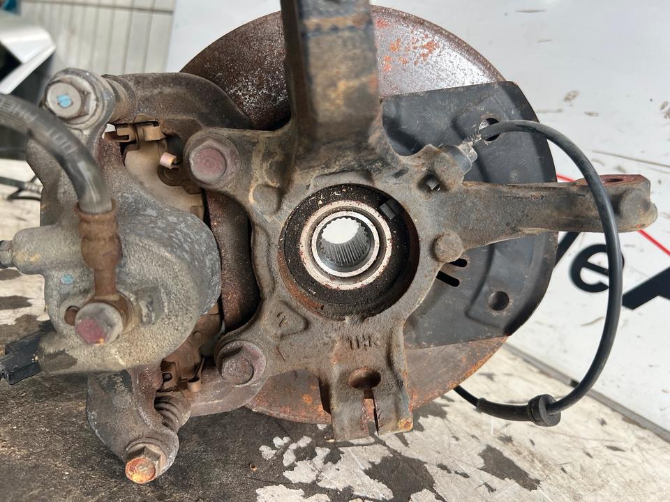 Nissan Micra K13 Achsschenkel Radnabe Bremssattel Vorne – Bild 12