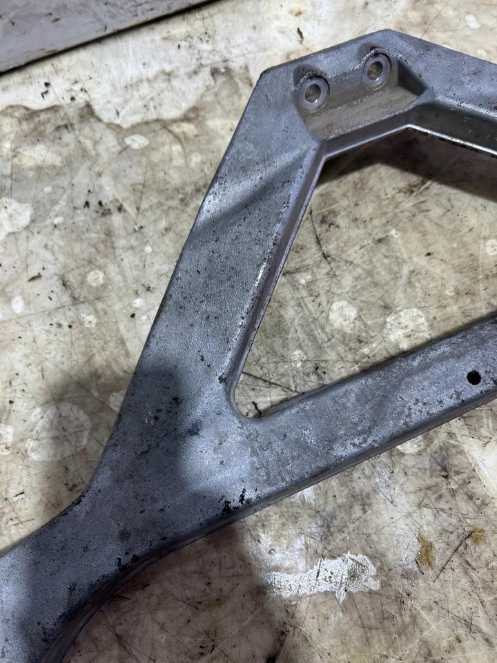 Audi A8 S8 4H Stütze Träger Halter Abstützung 4H0806151 – Bild 5