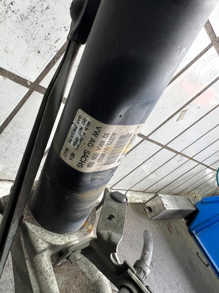 Audi A3 8V Achsschenkel Radnabe Stoßdämpfer Federbein Vorne – Bild 17