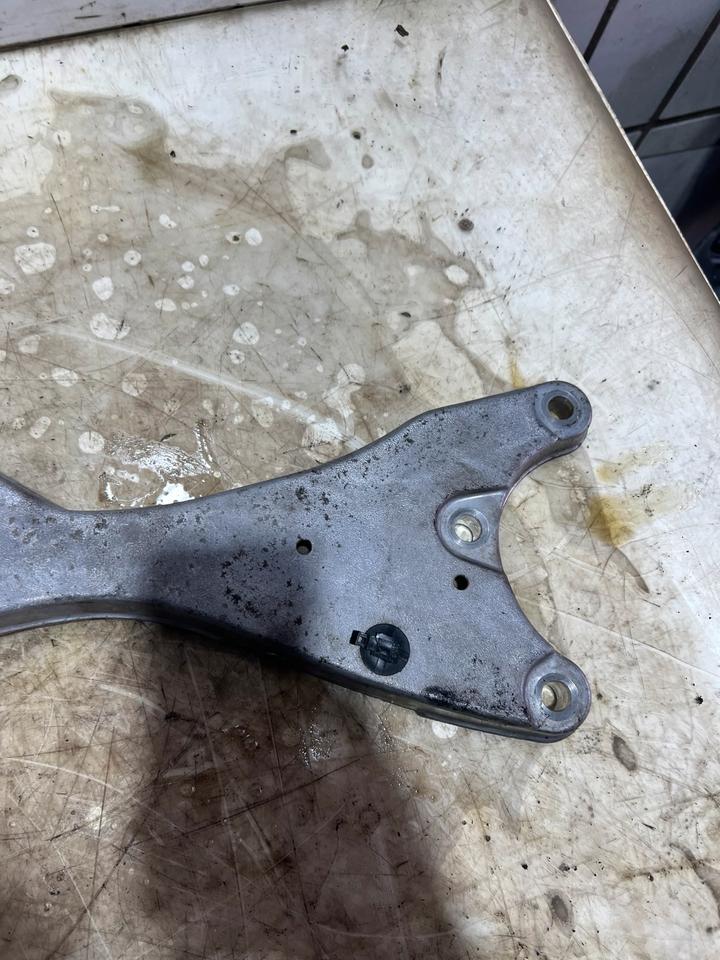 Audi A8 S8 4H Stütze Träger Halter Abstützung 4H0806151 – Bild 3