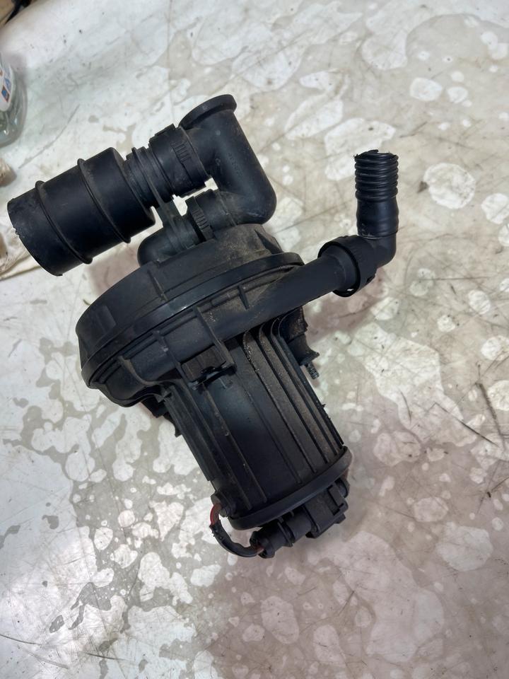 VW Eos 1F Zusatzluftpumpe Sekundärpumpe 022131083K – Bild 6