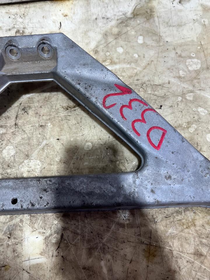 Audi A8 S8 4H Stütze Träger Halter Abstützung 4H0806151 – Bild 4