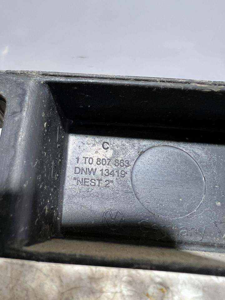 VW Touran Befestigungsleiste Stoßstange Hinten 1T0807863 – Bild 5