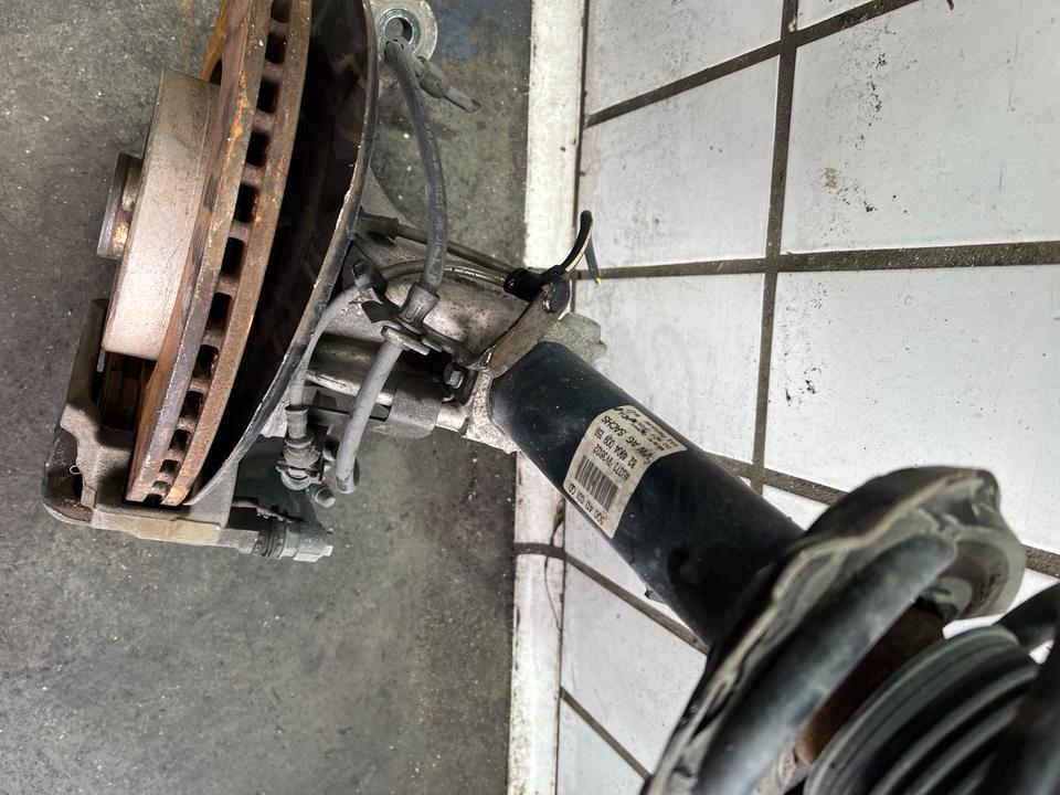 Audi A3 8V Achsschenkel Radnabe Stoßdämpfer Federbein Vorne – Bild 5