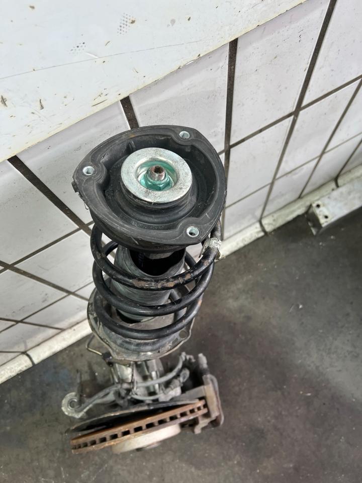 Audi A3 8V Achsschenkel Radnabe Stoßdämpfer Federbein Vorne – Bild 7