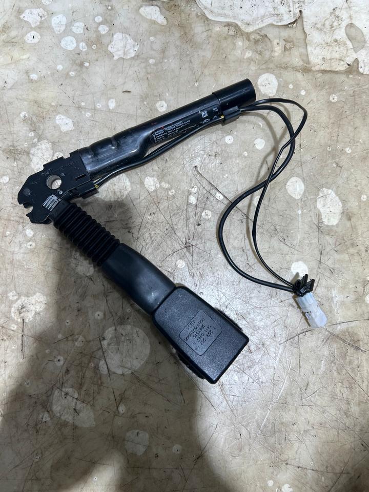 BMW 4er F32 F33 F36 Gurtstraffer Gurtschloss Vorne Rechts Links – Bild 3