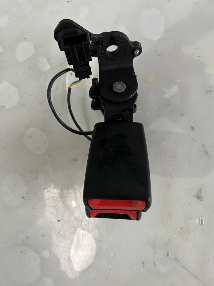 Audi A3 8V Gurtschloss Hinten 8V0857739 – Bild 2