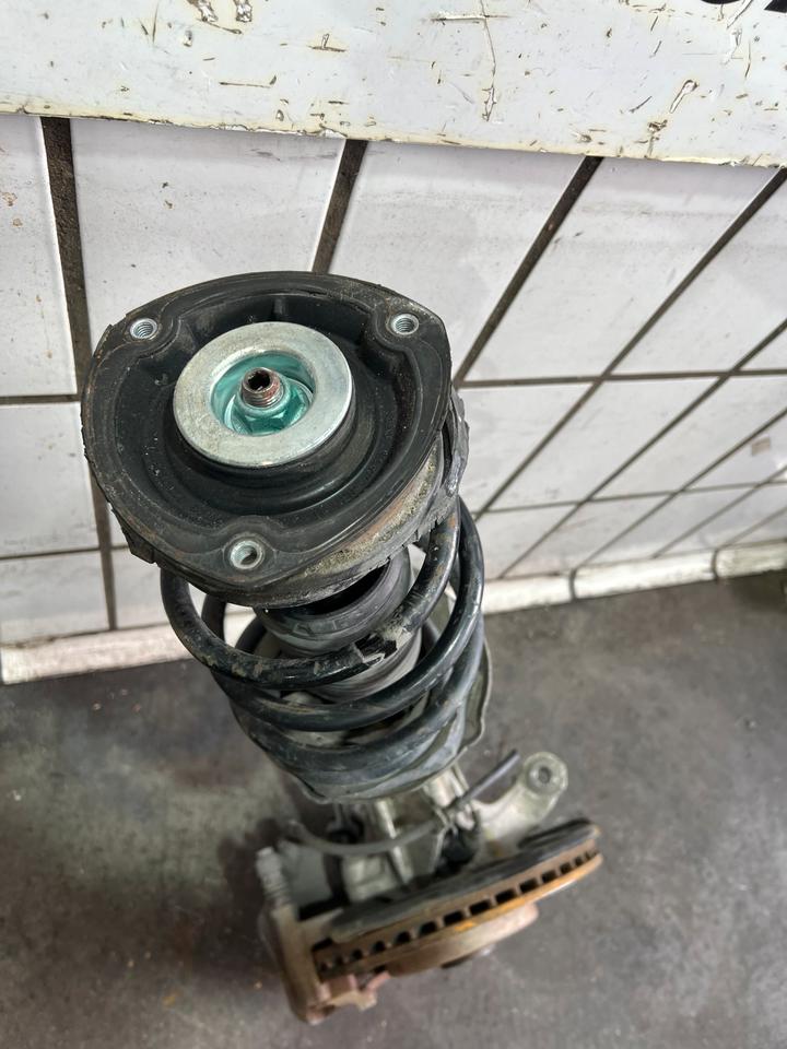 Audi A3 8V Achsschenkel Radnabe Stoßdämpfer Federbein Vorne – Bild 15