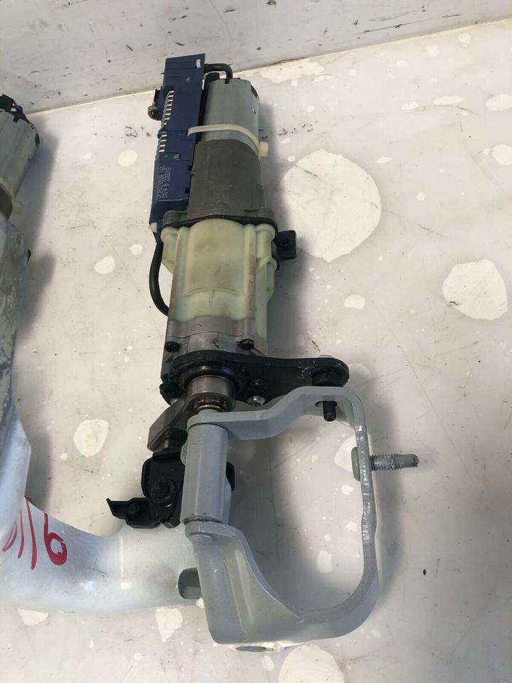 Audi A4 B8 8K Elektrische Heckklappenöffner 8K9827851 8K9827852 – Bild 4