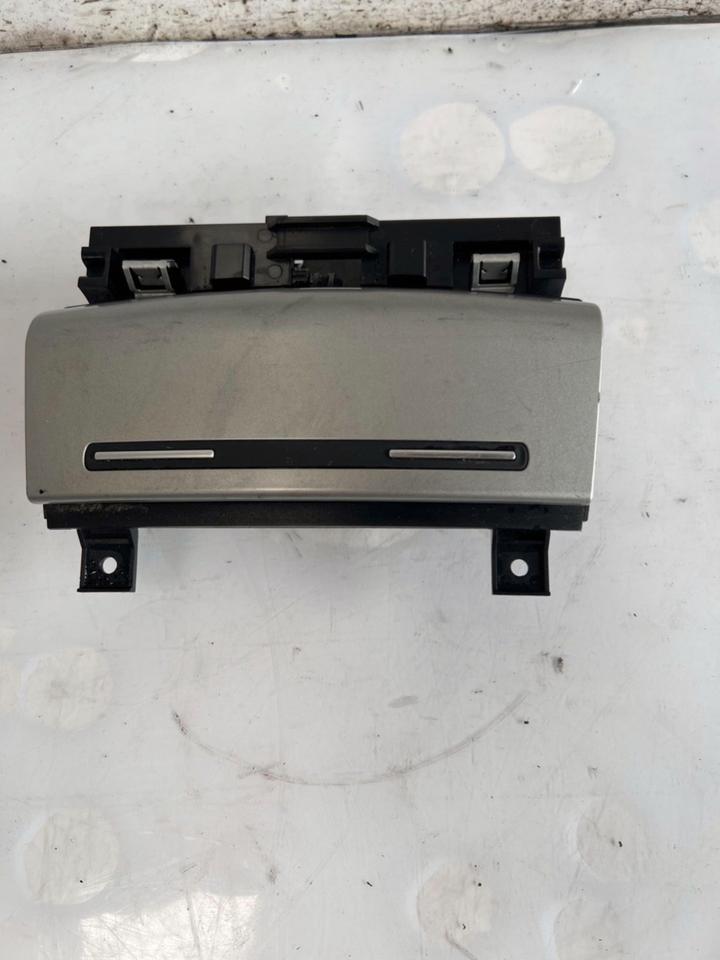 Audi A3 Aschenbecher Vorne 8P0857951 – Bild 2