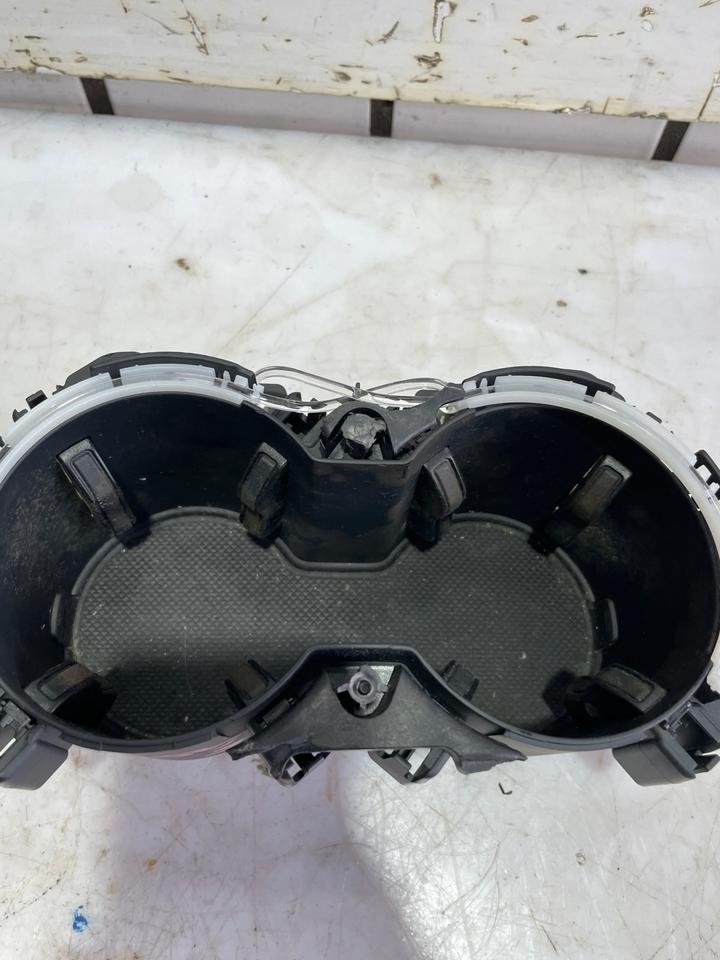 Audi A4 B9 8W Getränkehalter Mittelkonsole Getränke 8W0862533A – Bild 2