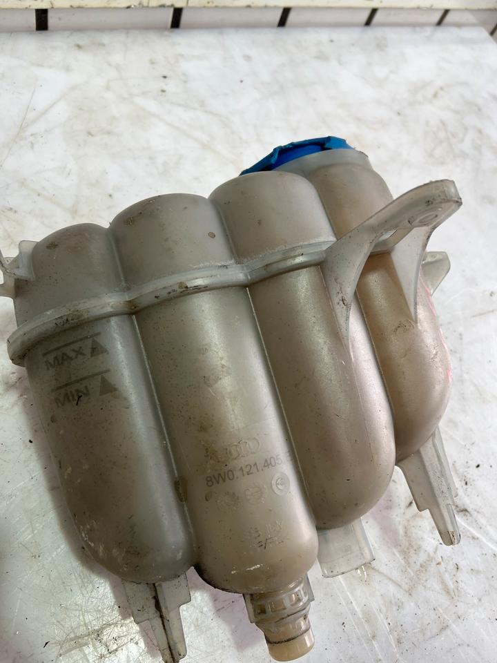 Audi A4 B9 8W Kühlmittel Behälter Ausgleichsbehälter 8W0121405E – Bild 2