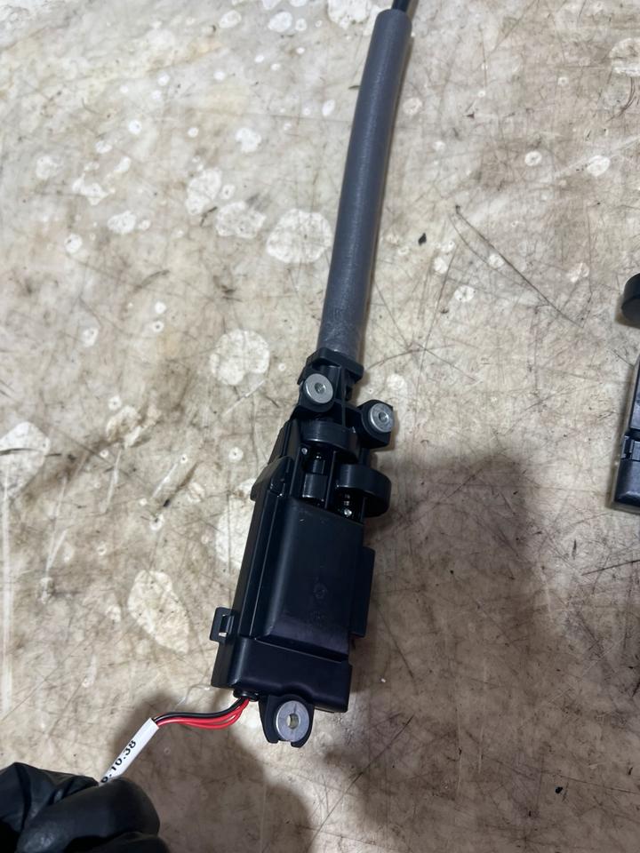 Audi A8 4H Gurtversteller Sicherheitsgurt Höhen 4H0857833 – Bild 6