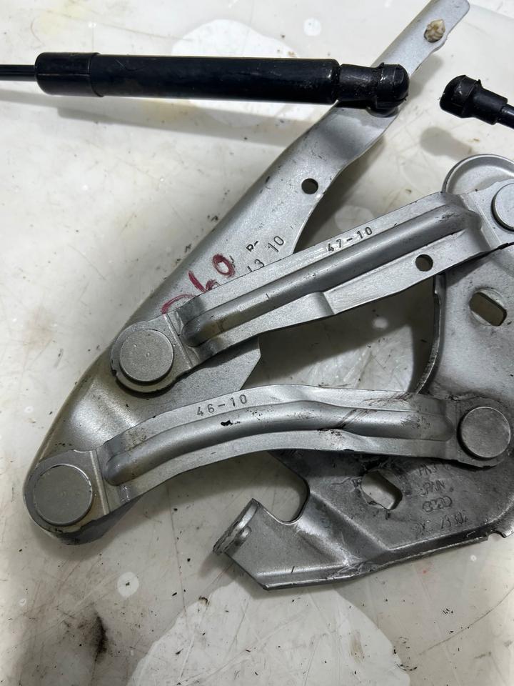 Audi A1 8X Motorhauben Scharnieren 8X082331 8X023302 – Bild 3