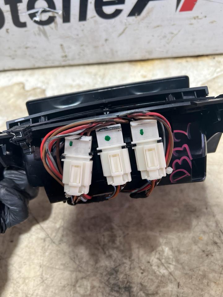 Audi A8 4H Mittelkonsole Blende Aschenbecher Ascher 4H0864051B – Bild 4