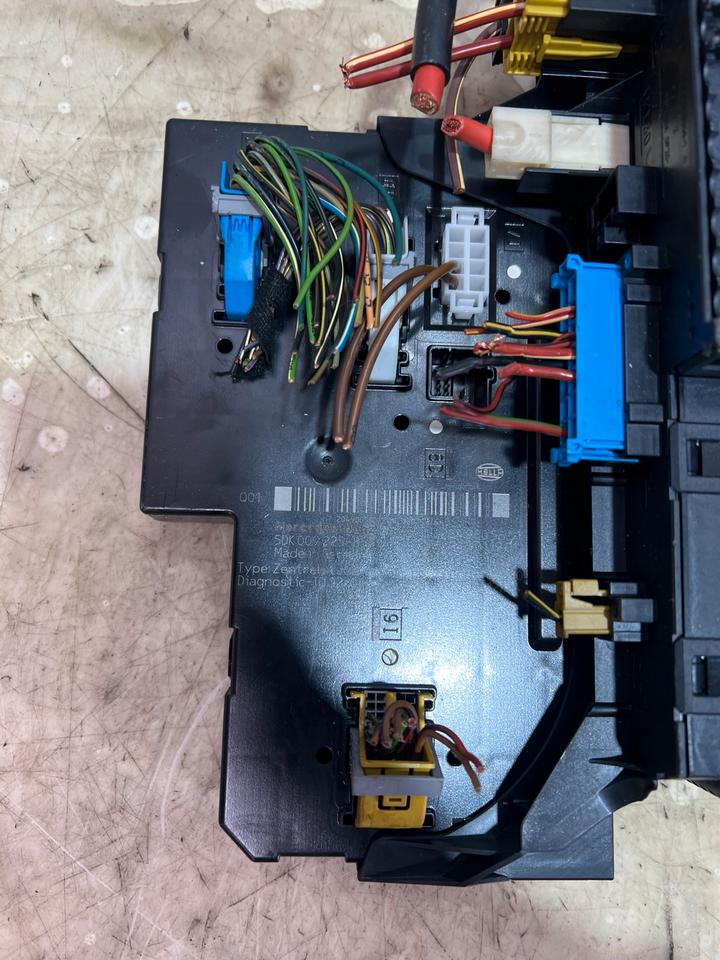 Mercedes W204 SAM Zentralelektrik Sicherungskasten 2049005601 – Bild 2