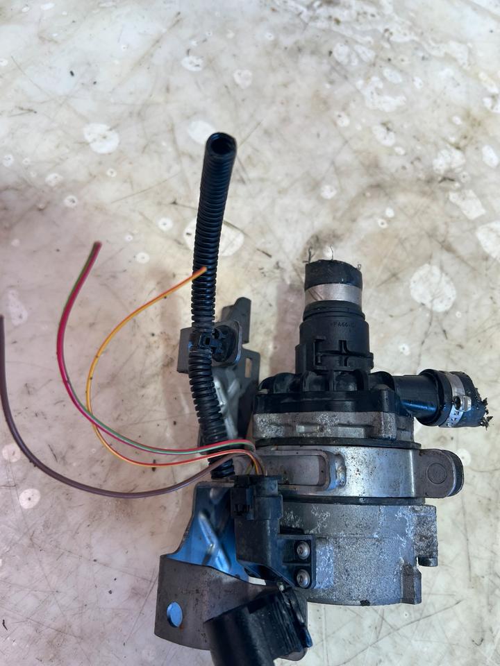 BMW 7er F01 F02 Zusatzwasserpumpe Pumpe 7615513 – Bild 7