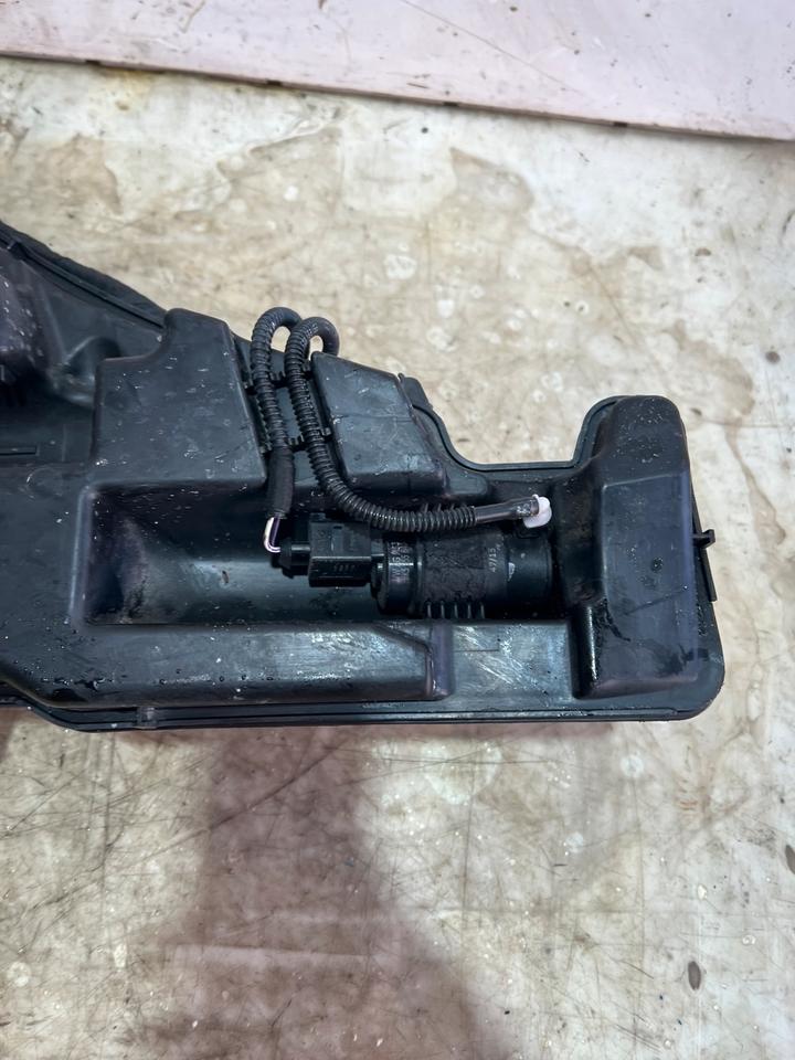 Audi A4 B9 8W Wischwasserbehälter Behälter 8W0955451J – Bild 5