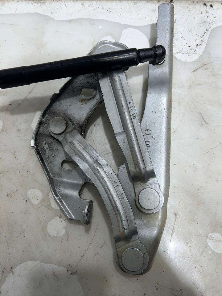 Audi A1 8X Motorhauben Scharnieren 8X082331 8X023302 – Bild 7