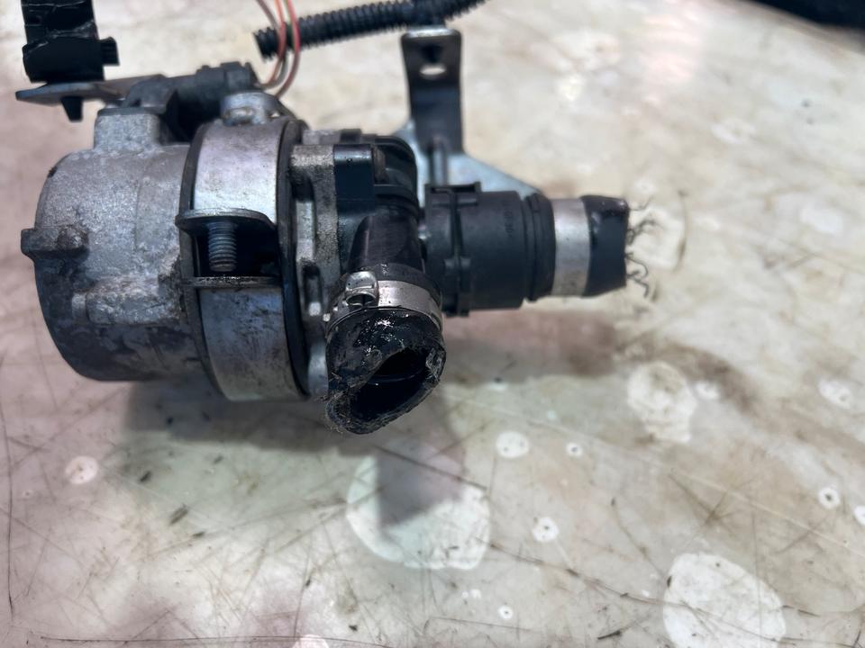 BMW 7er F01 F02 Zusatzwasserpumpe Pumpe 7615513 – Bild 8