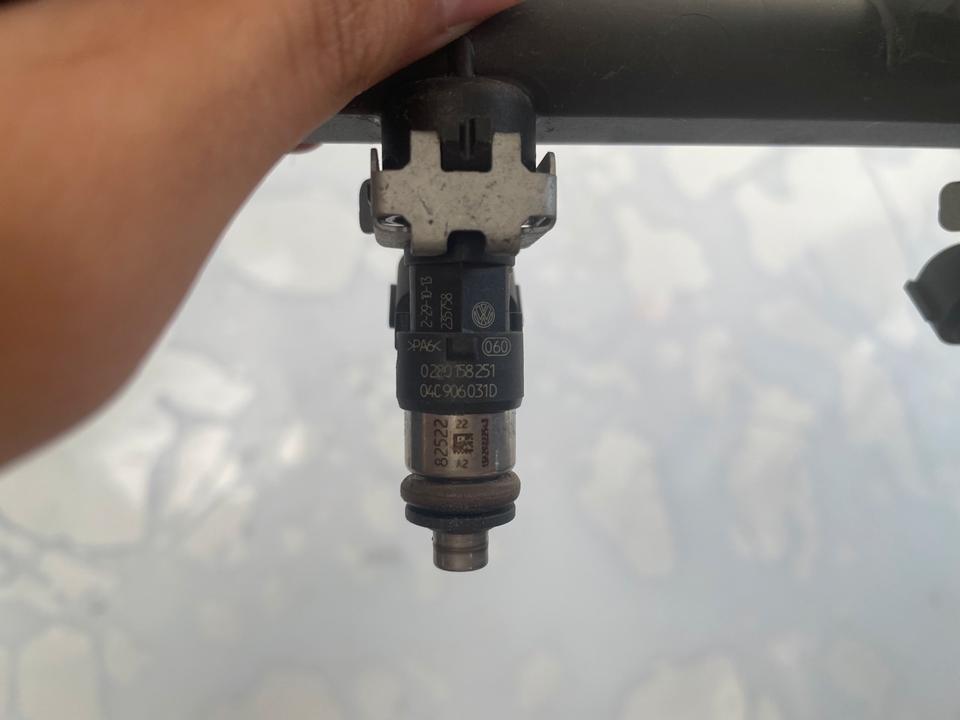 VW UP Einspritzdüse Einspritzleiste 04C133313 04C906031D – Bild 6