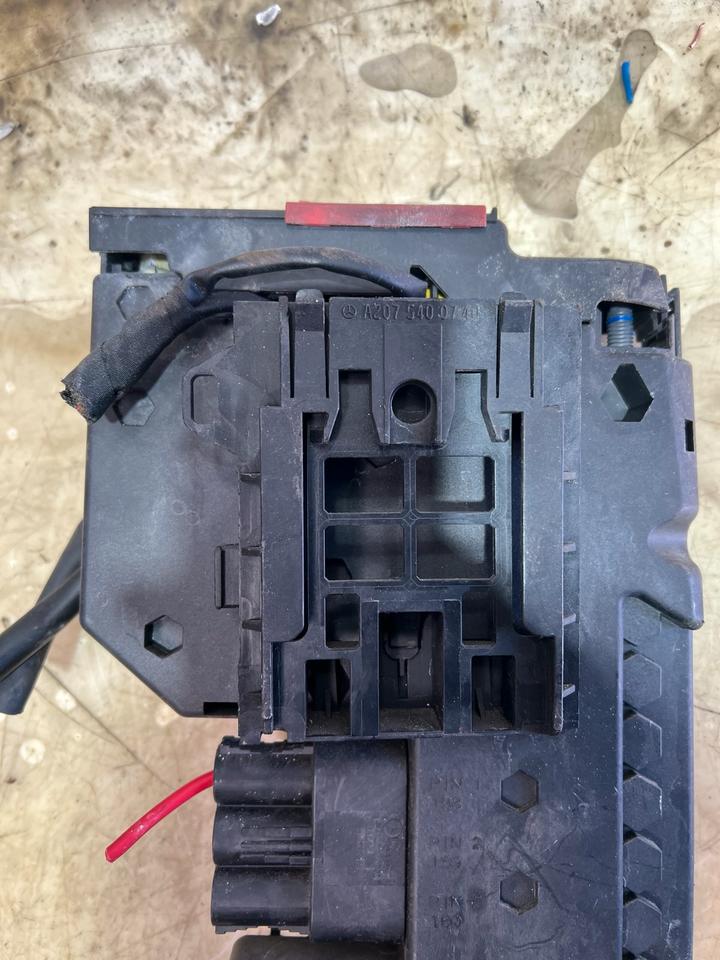 Mercedes W204 Sicherungskasten Batterieklemme A2075400740 – Bild 3