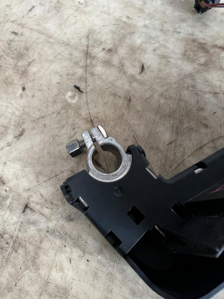 Audi A1 8X Batterieklemme Batterie Pluspol KB8J4590 – Bild 7