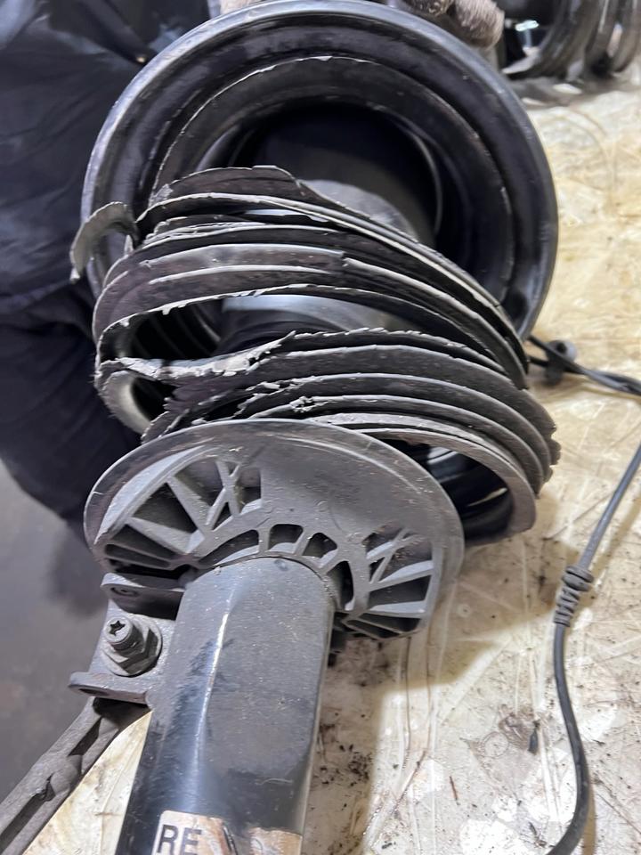 Mercedes CLS W218 Luftfederung Luftfederbein Stoßdämpfer Vorne – Bild 10