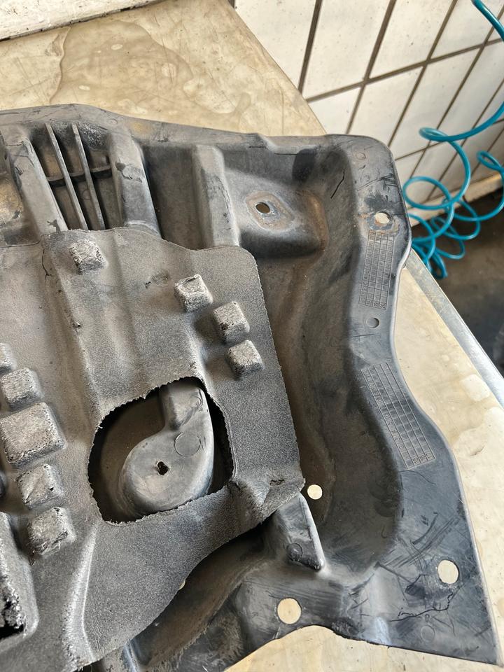 Mercedes E Klasse W212 Unterbodenschutz A2125200223 – Bild 4