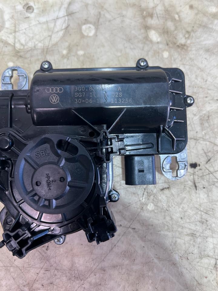 VW Passat B8 3G Elektrische Heckklappe Zuziehhilfe 3G0827887A – Bild 3