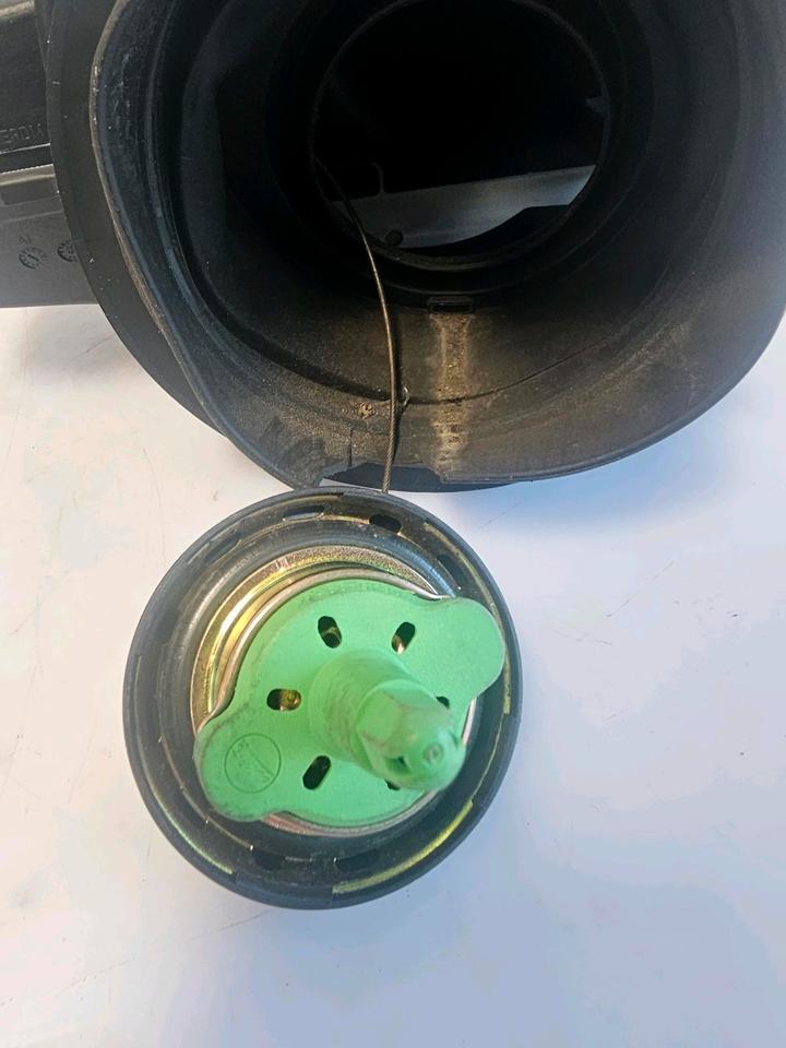 BMW 3er E92 E93 Tankklappe Tankdeckel Deckel Tank 51177117982 – Bild 5