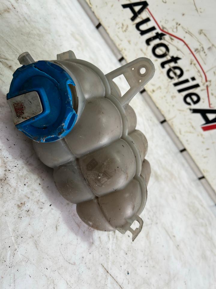 Audi A4 B9 8W Kühlmittel Behälter Ausgleichsbehälter 8W0121405E – Bild 5