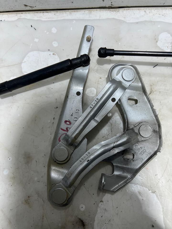 Audi A1 8X Motorhauben Scharnieren 8X082331 8X023302 – Bild 2