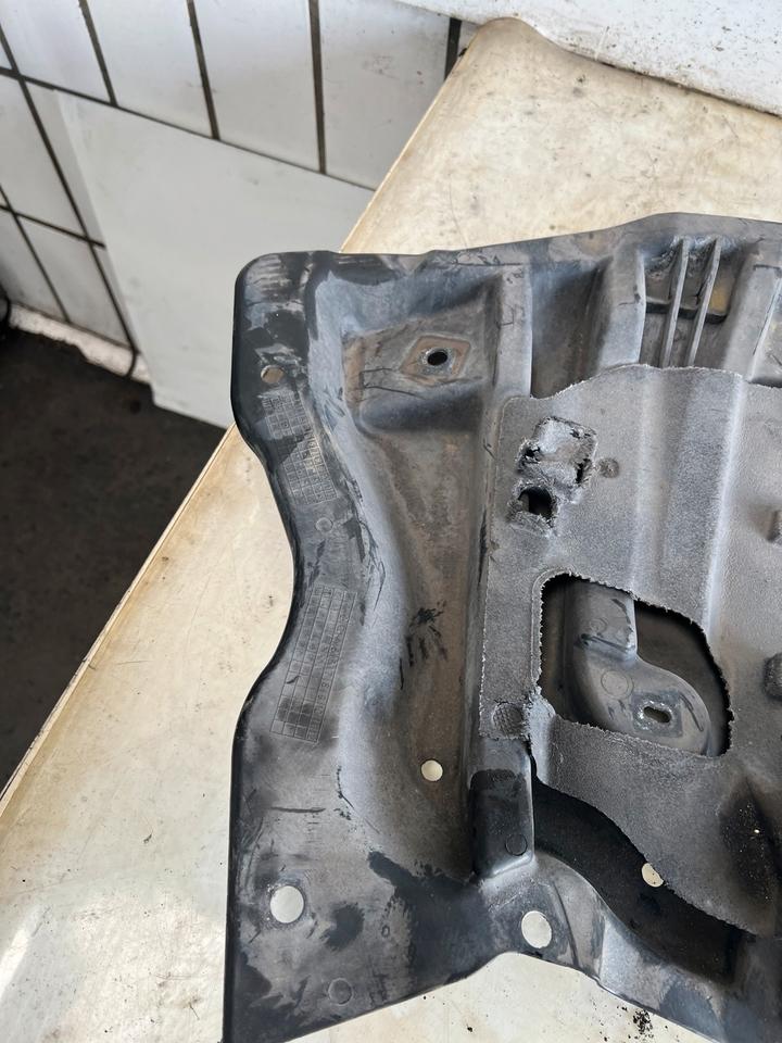 Mercedes E Klasse W212 Unterbodenschutz A2125200223 – Bild 6