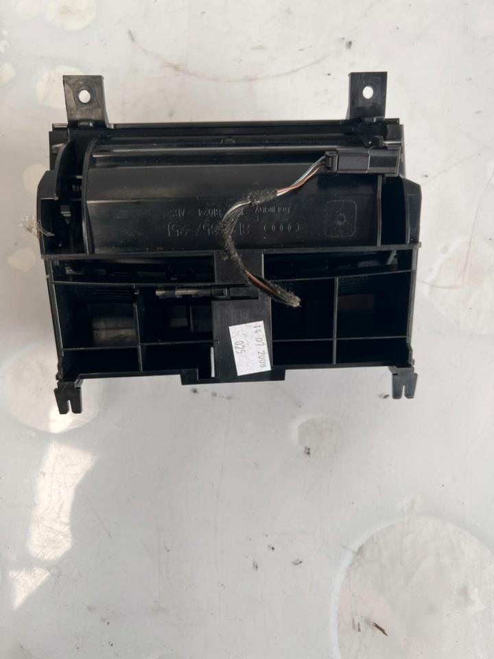 Audi A3 Aschenbecher Vorne 8P0857951 – Bild 3