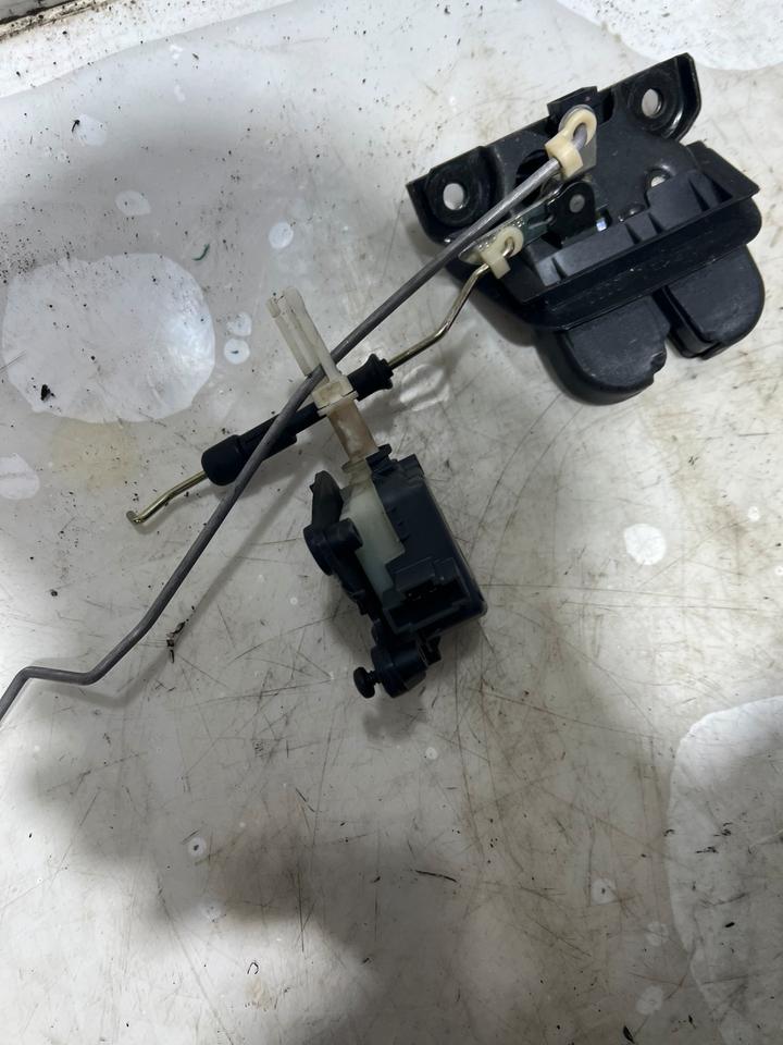 Audi A6 4B Heckklappenschloss Schloss 4B9827520 – Bild 3