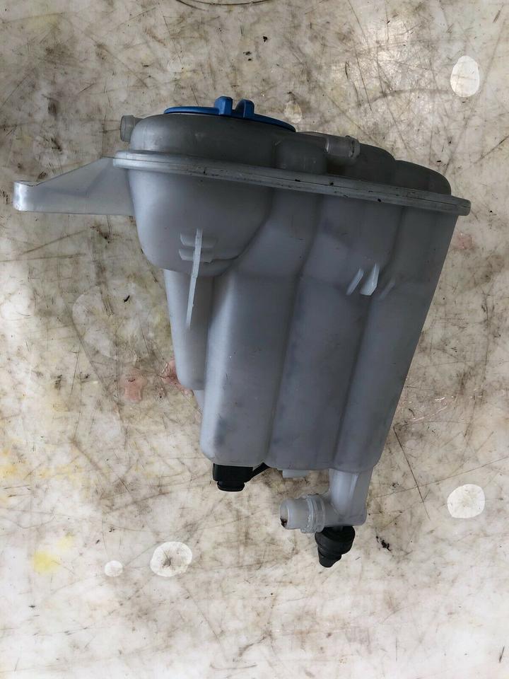 Audi A4 B8 8K Ausgleichsbehälter Kühlmittelbehälter 8K0121403 – Bild 4