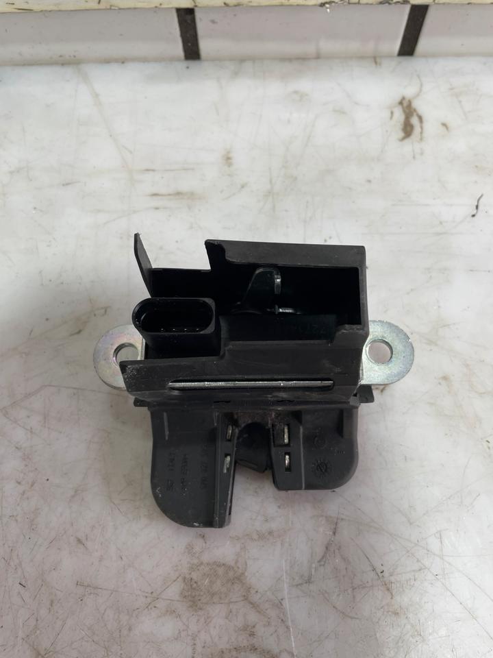 VW Golf 5 V Plus Heckklappenschloss Schloss Hinten 5M0827505B – Bild 2