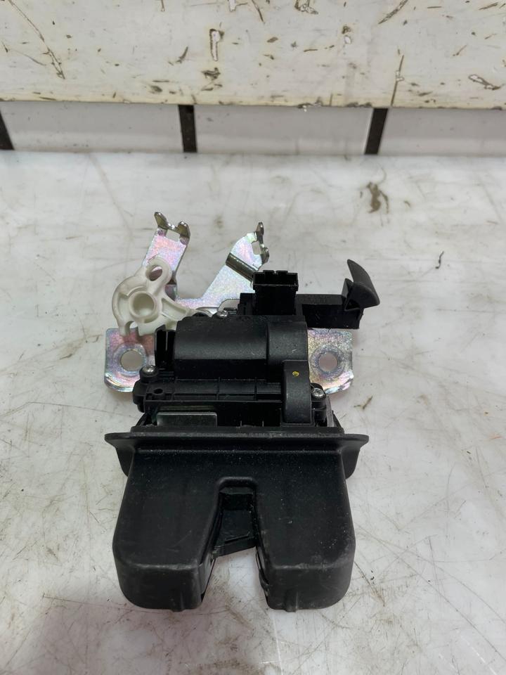 Audi A4 B9 8W Heckklappenschloss Schloss Hinten 8W082750301S – Bild 2
