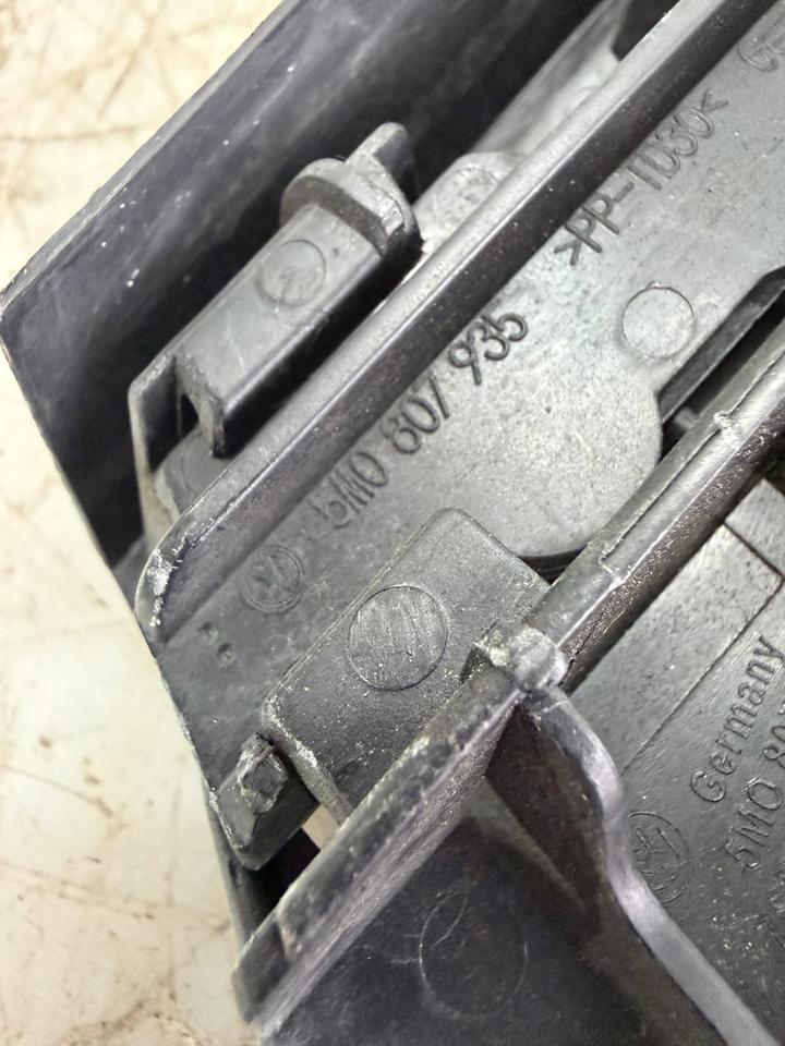 VW Golf 5 V Plus Stoßstange Halter Vorne 5M0807935 5M0807936 – Bild 9