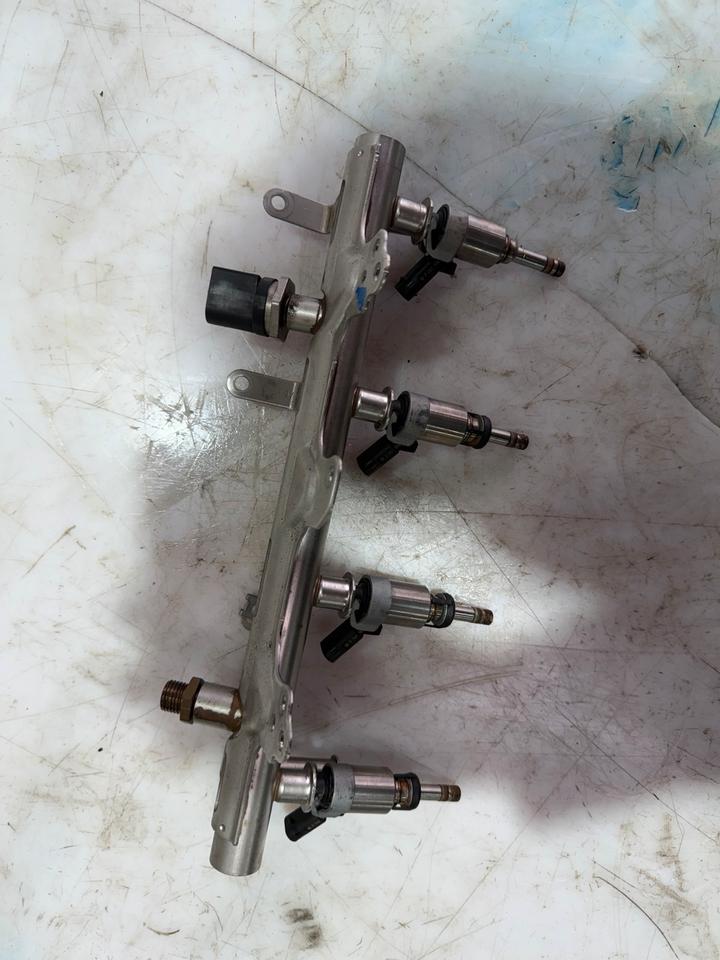 Audi A4 A5 B8 8K 8T Einspritzdüsen Einspritzleiste 06J133317M – Bild 5