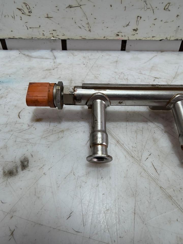 VW Polo 6R Golf 6 1.2 TSI Einspritzleiste Einspritzdüse 03F133320 – Bild 2