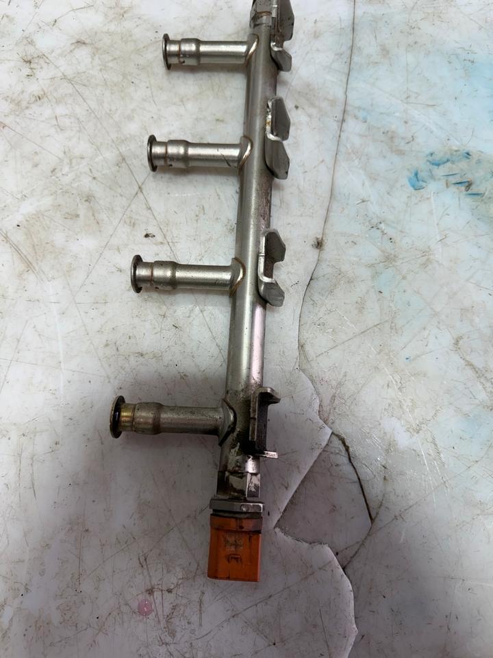 VW Polo 6R Golf 6 1.2 TSI Einspritzleiste Einspritzdüse 03F133320 – Bild 5